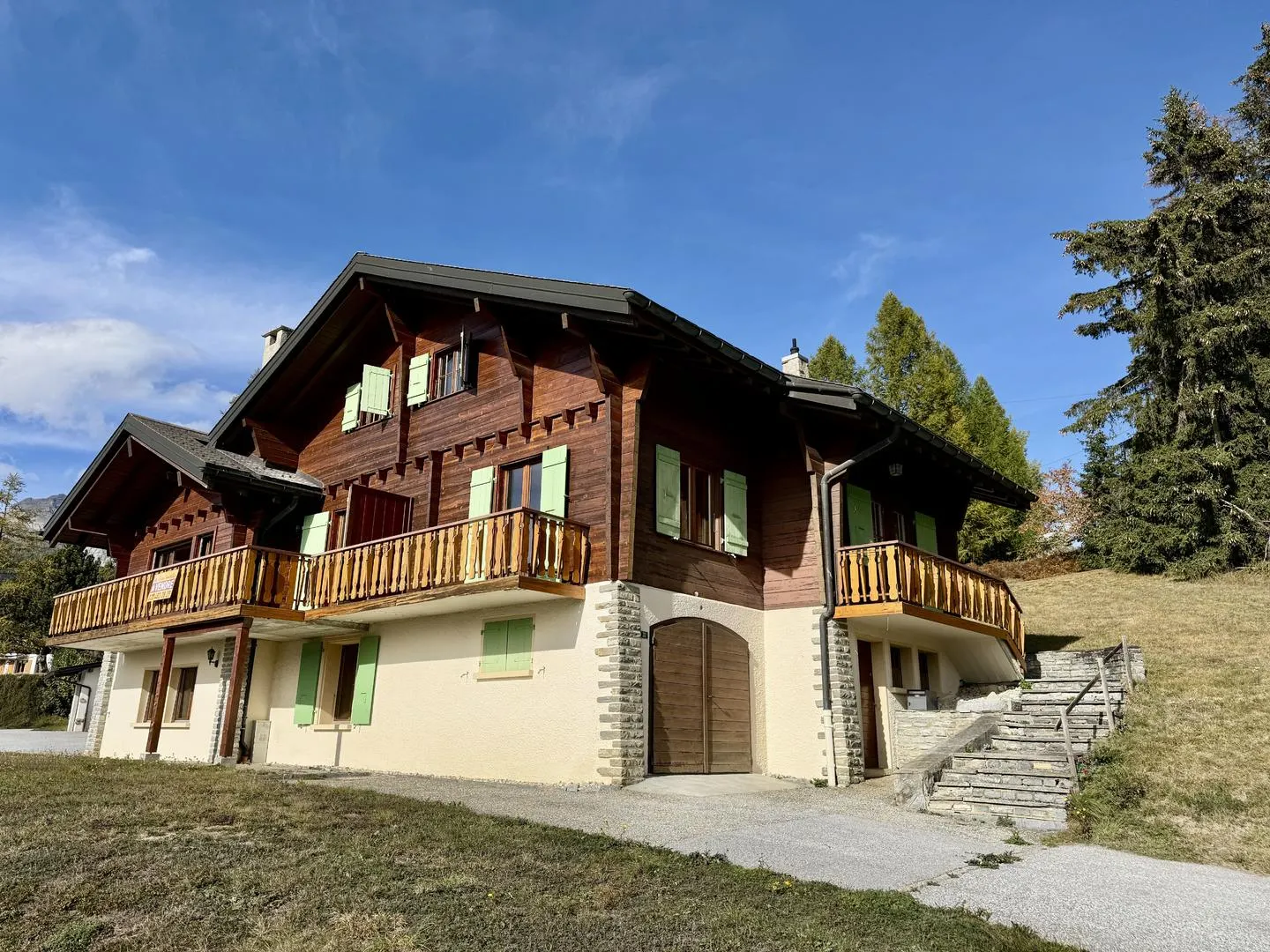 Grande chalet in un'oasi di pace alle porte di Crans-Montana - 2 appartamenti - Alto potenziale - Foto 1 di 11