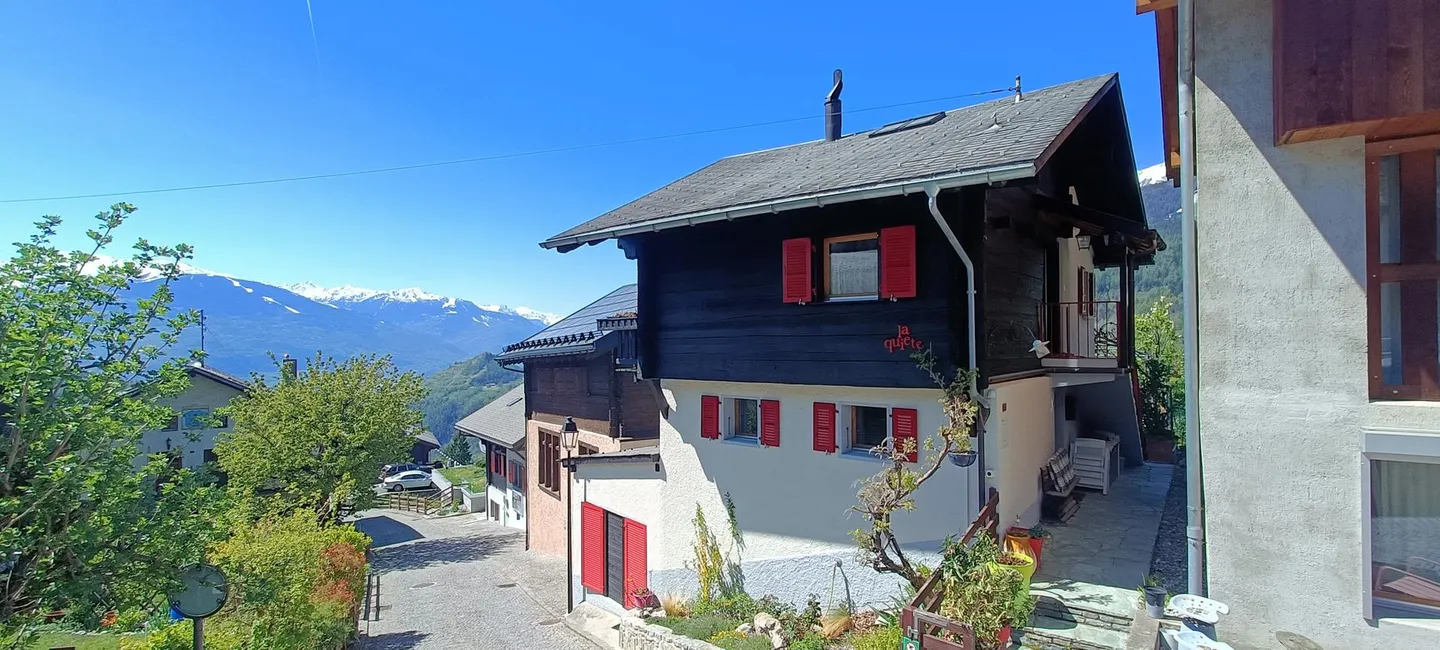RARE! 4,5-Zimmer-Haus mit Charakter, Aussicht und Garten im Zentrum von Icogne, ruhiges Dorf zwischen Sion und Crans-Montana - Foto 1 von 7