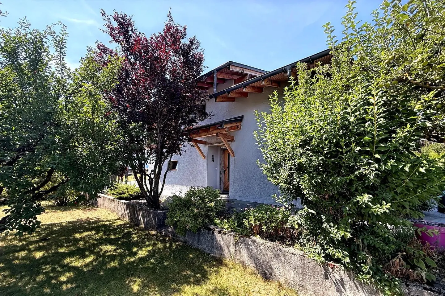 Renoviertes 5,5-Zimmer-Haus nur wenige Schritte vom Zentrum des Dorfes Lens und nur wenige Minuten von Crans-Montana entfernt, auf einem flachen Grundstück - Foto 12 von 13