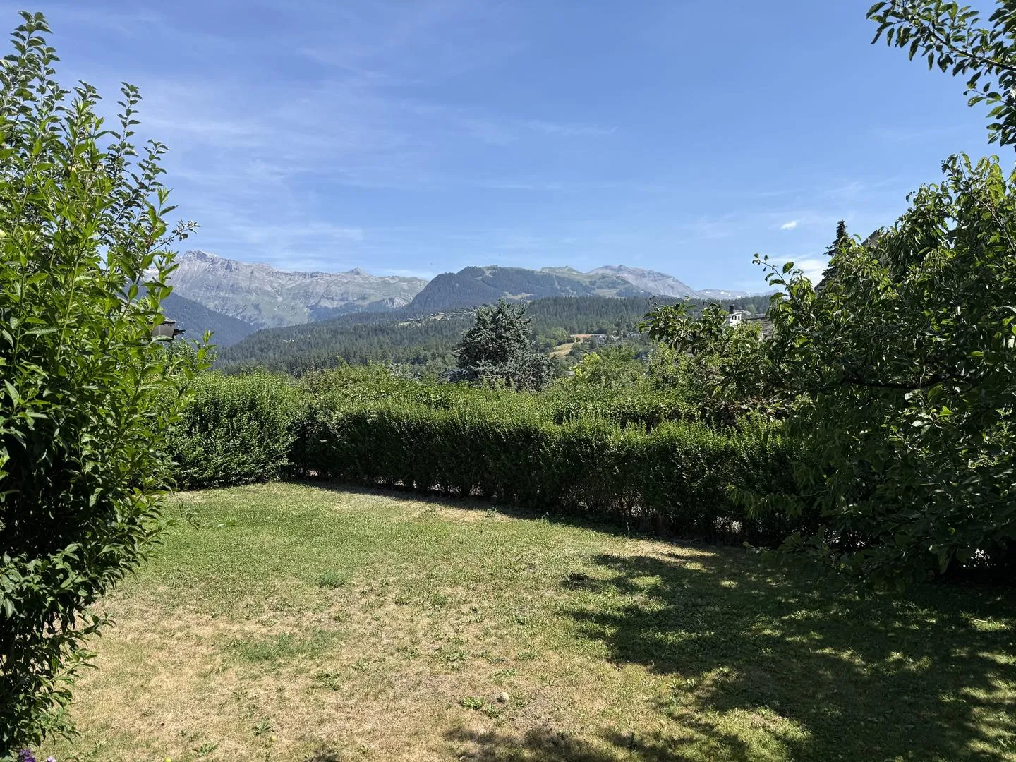 Renoviertes 5,5-Zimmer-Haus nur wenige Schritte vom Zentrum des Dorfes Lens und nur wenige Minuten von Crans-Montana entfernt, auf einem flachen Grundstück - Foto 11 von 13