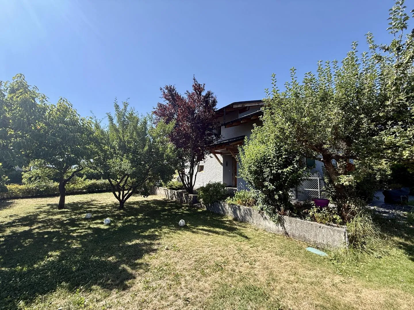 Casa ristrutturata di 5,5 stanze a pochi passi dal centro del villaggio di Lens e a pochi minuti da Crans-Montana, su un lotto pianeggiante - Foto 11 di 11