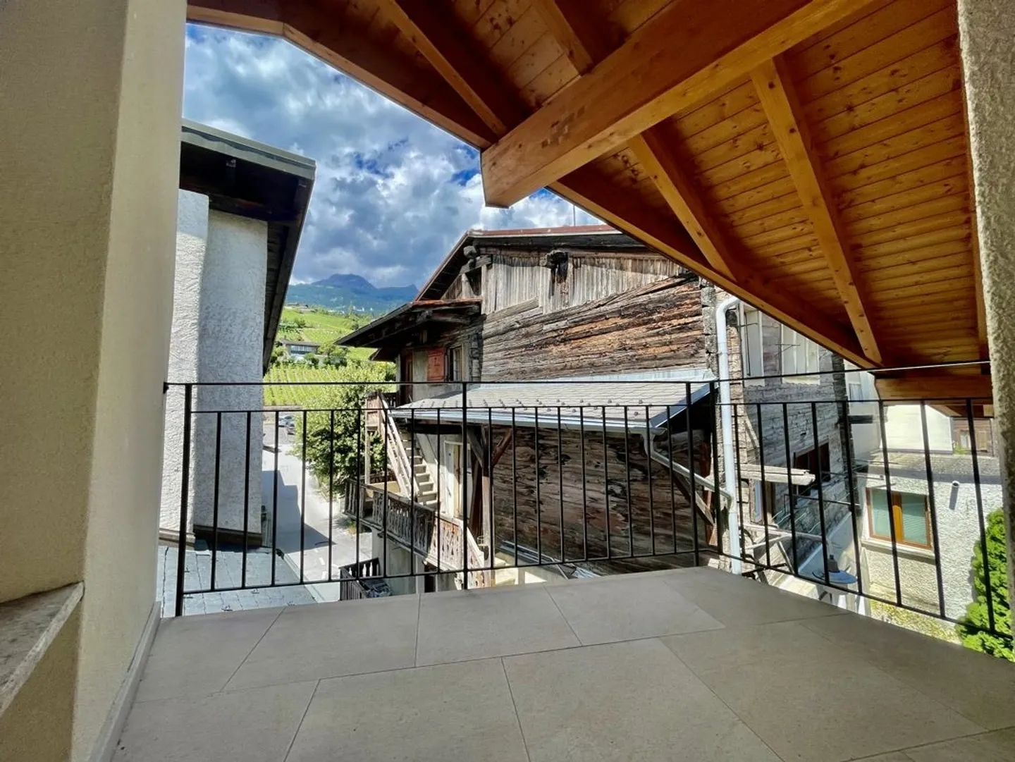 Dorfhaus, das Modernität und Authentizität im Herzen von Muraz in Sierre vereint - Foto 6 von 12