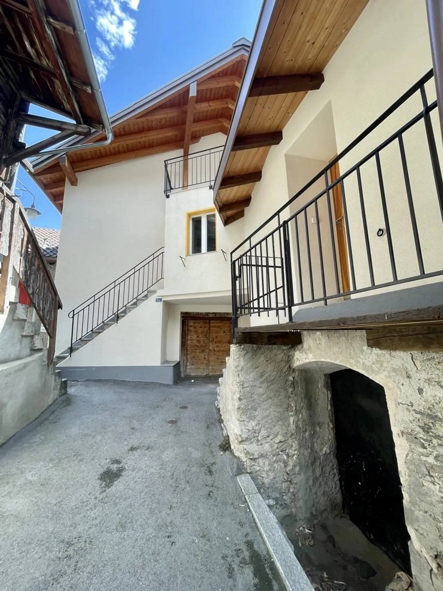 Dorfhaus, das Modernität und Authentizität im Herzen von Muraz in Sierre vereint - Foto 3 von 12