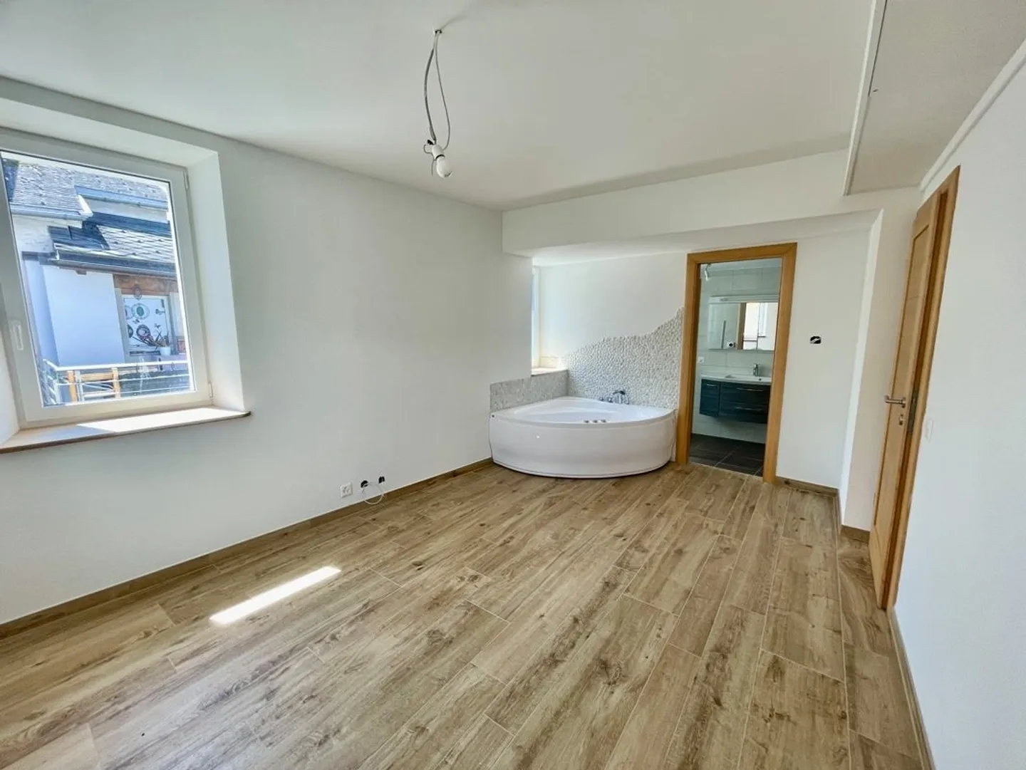 Dorfhaus, das Modernität und Authentizität im Herzen von Muraz in Sierre vereint - Foto 7 von 12