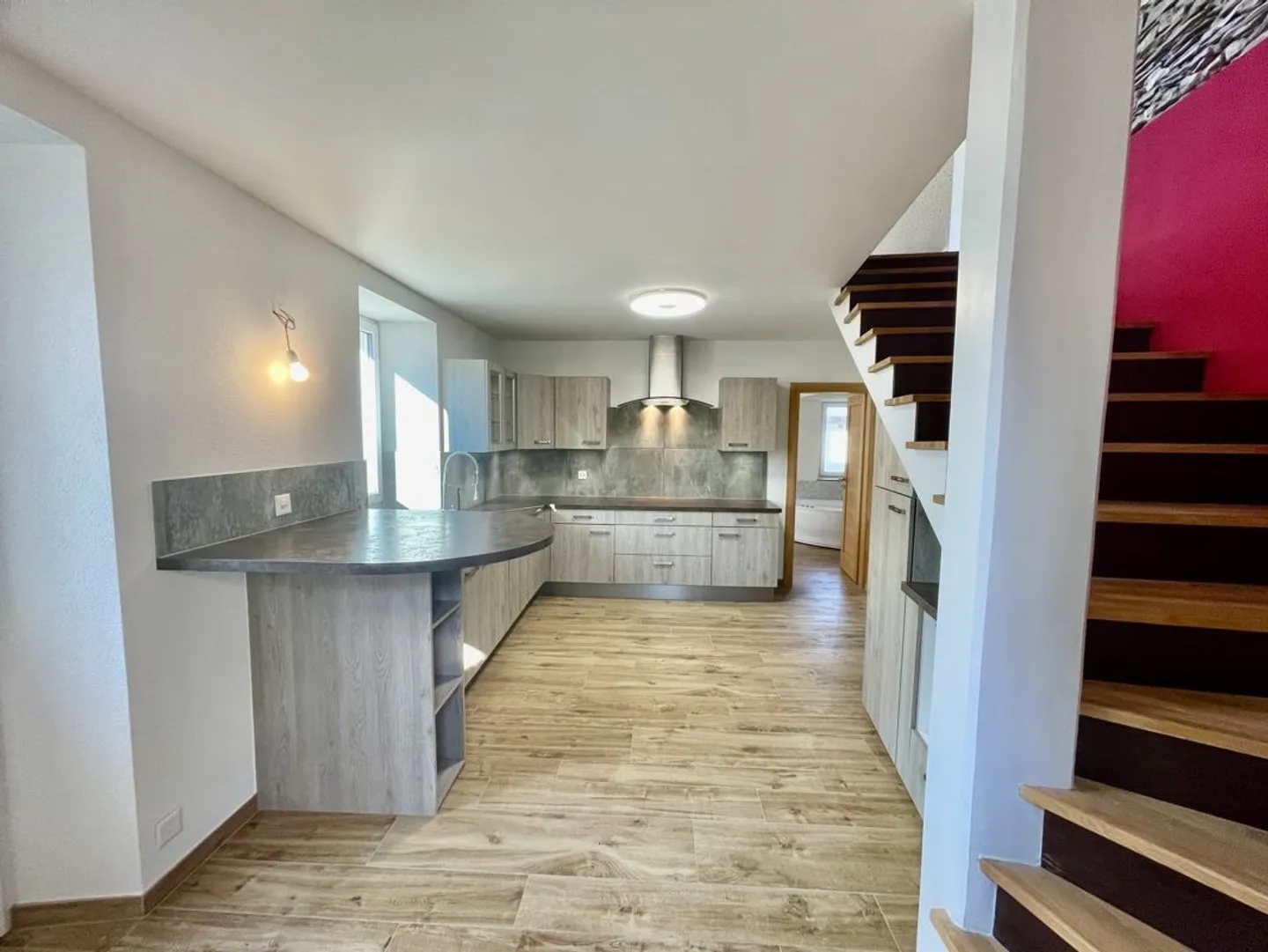 Dorfhaus, das Modernität und Authentizität im Herzen von Muraz in Sierre vereint - Foto 5 von 12