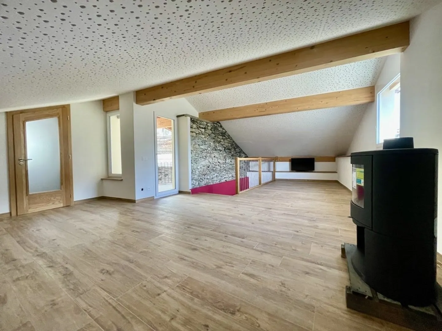 Dorfhaus, das Modernität und Authentizität im Herzen von Muraz in Sierre vereint - Foto 2 von 12