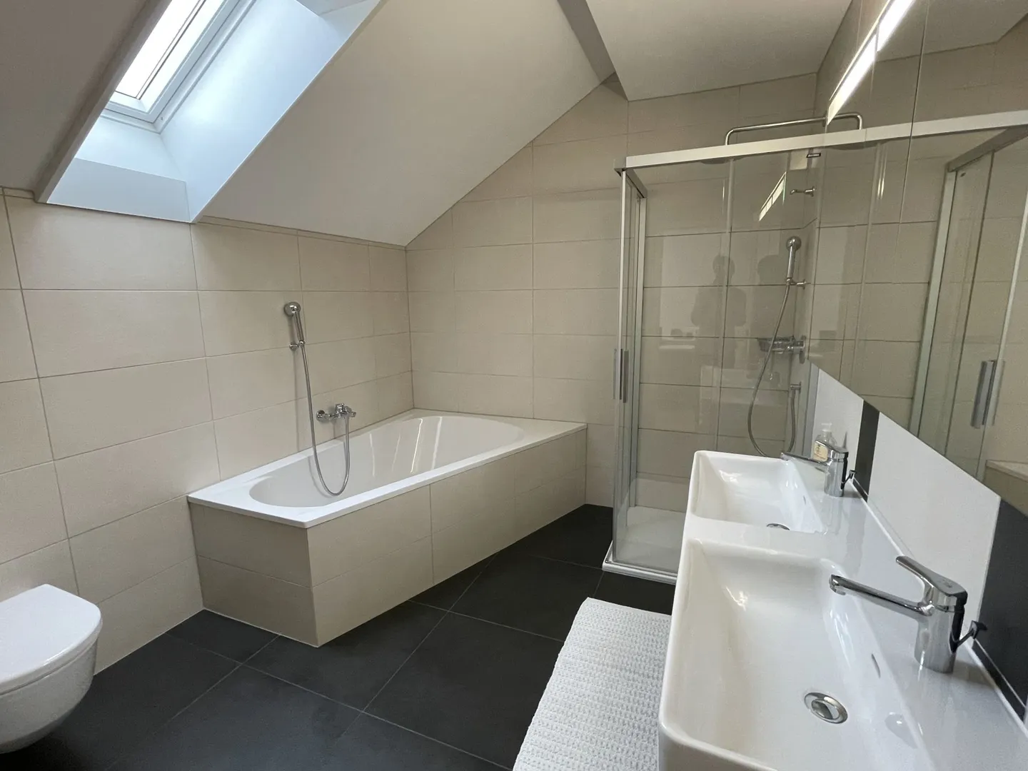Opportunité appartement 3,5 pièces, attique duplex, très belle vue, lumineux centré - Photo 7 sur 8