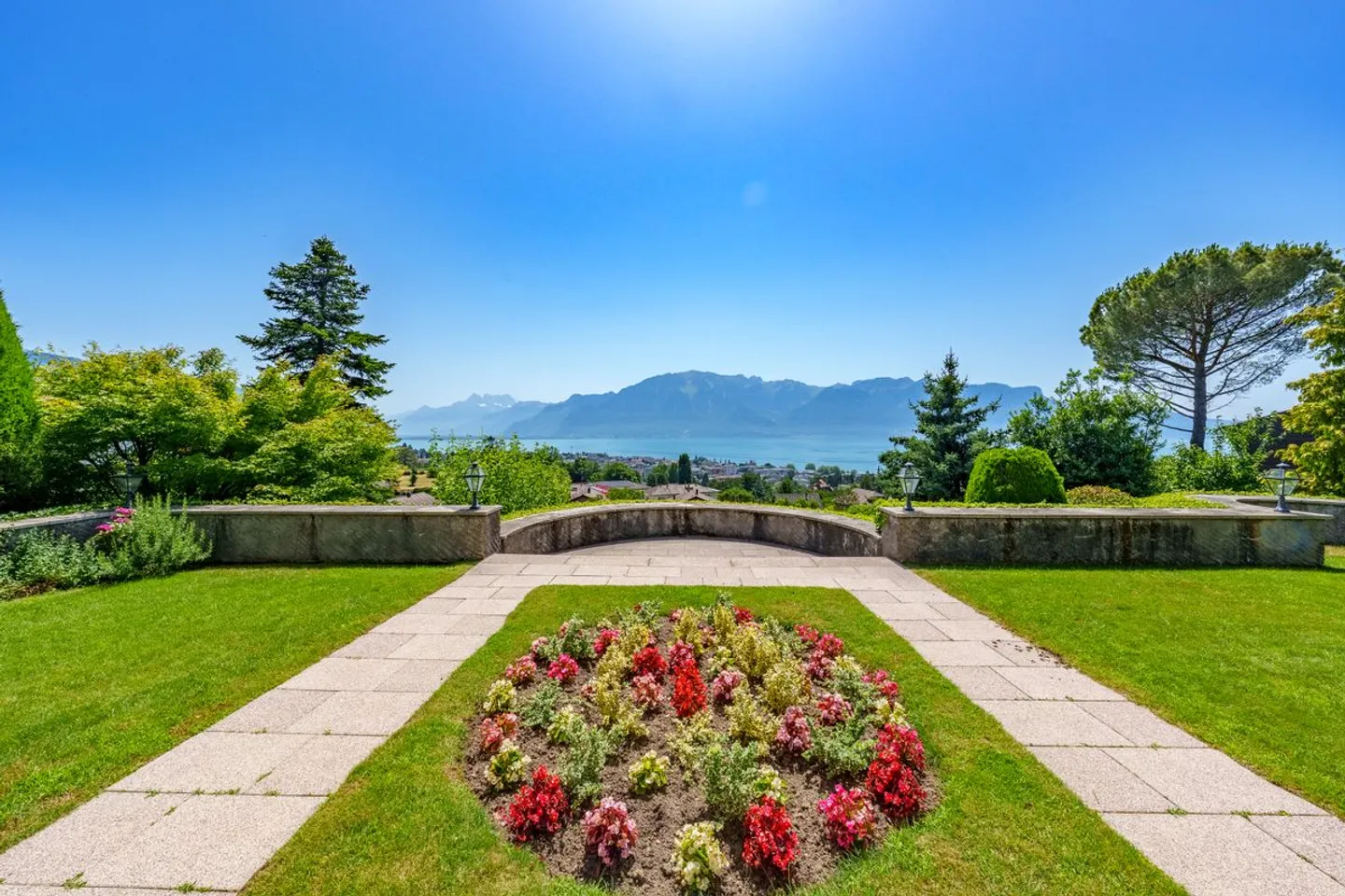 Außergewöhnliche Villa, atemberaubender Blick auf den See und die Alpen, ideale Lage! - Foto 1 von 10