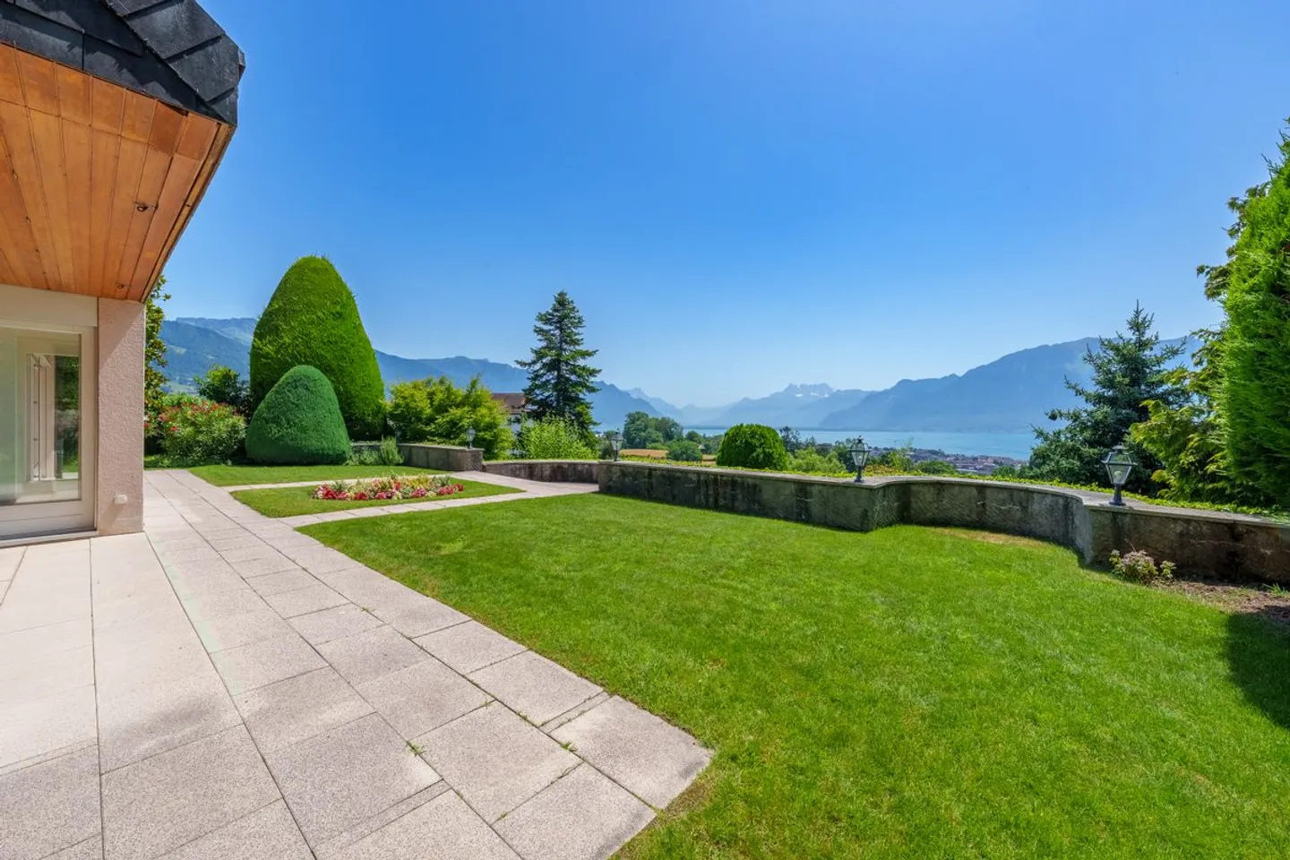 Außergewöhnliche Villa, atemberaubender Blick auf den See und die Alpen, ideale Lage! - Foto 2 von 10