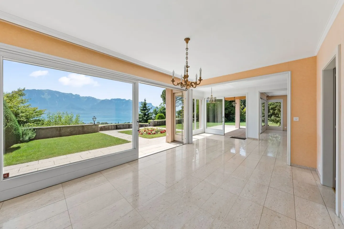 Außergewöhnliche Villa, atemberaubender Blick auf den See und die Alpen, ideale Lage! - Foto 3 von 10