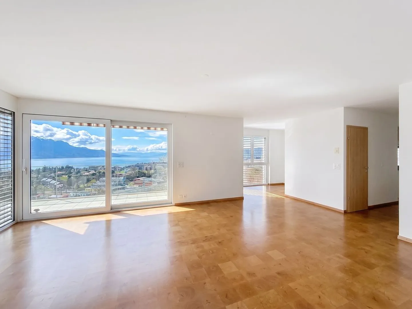 Montreux - Elegante appartamento di 5.5 locali con vista lago, terrazza e area benessere - Foto 2 di 13