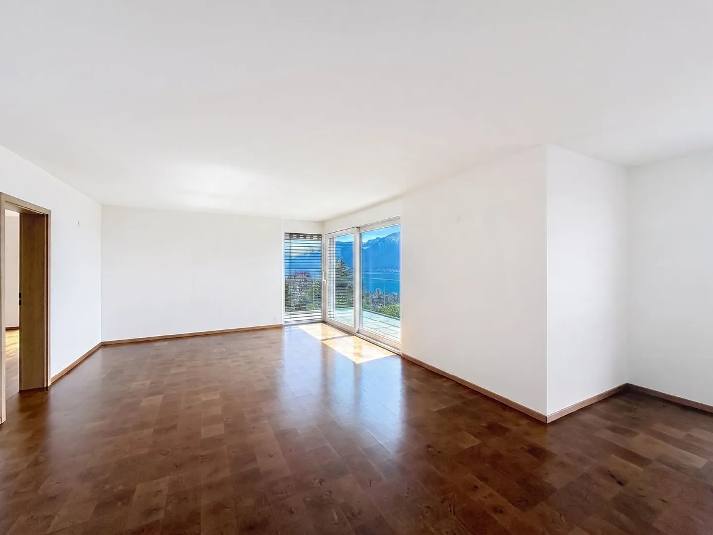 Montreux - Elegante appartamento di 5.5 locali con vista lago, terrazza e area benessere - Foto 9 di 13