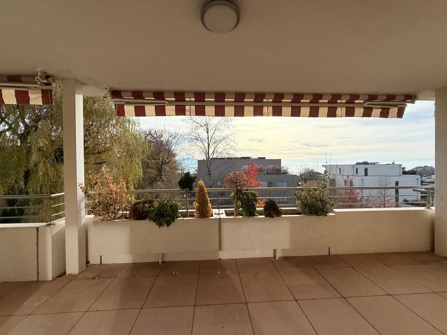 Pully : Appartement lumineux de 4.5 pièces, larges balcons et échappées sur le lac, proche de tout ! - Photo 6 sur 13