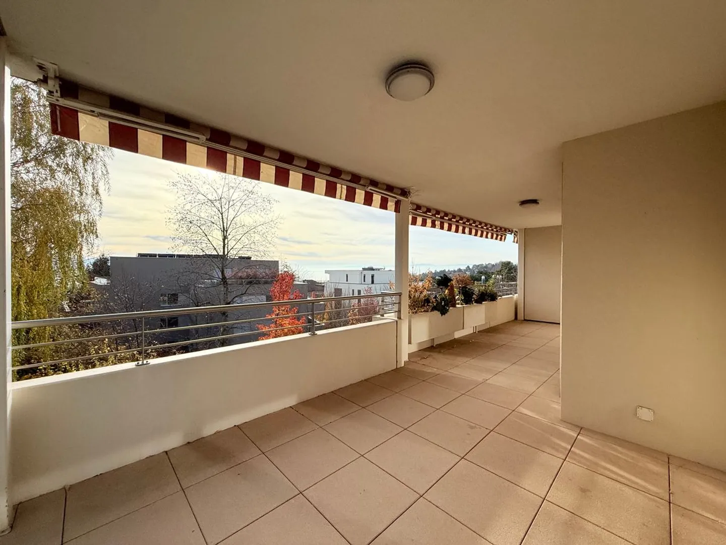 Pully : Appartement lumineux de 4.5 pièces, larges balcons et échappées sur le lac, proche de tout ! - Photo 7 sur 13