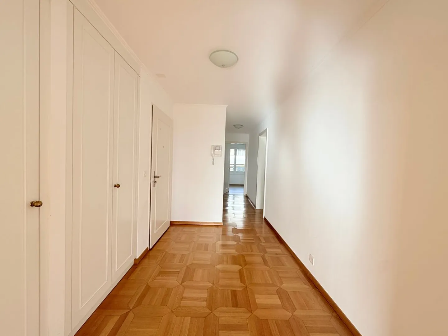 Pully : Appartement lumineux de 4.5 pièces, larges balcons et échappées sur le lac, proche de tout ! - Photo 8 sur 13