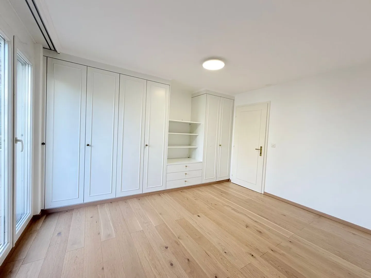 Pully : Appartement lumineux de 4.5 pièces, larges balcons et échappées sur le lac, proche de tout ! - Photo 10 sur 13