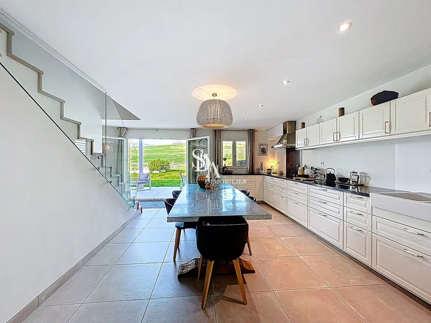 Stunning Semi-Detached House - Photo 4 of 13