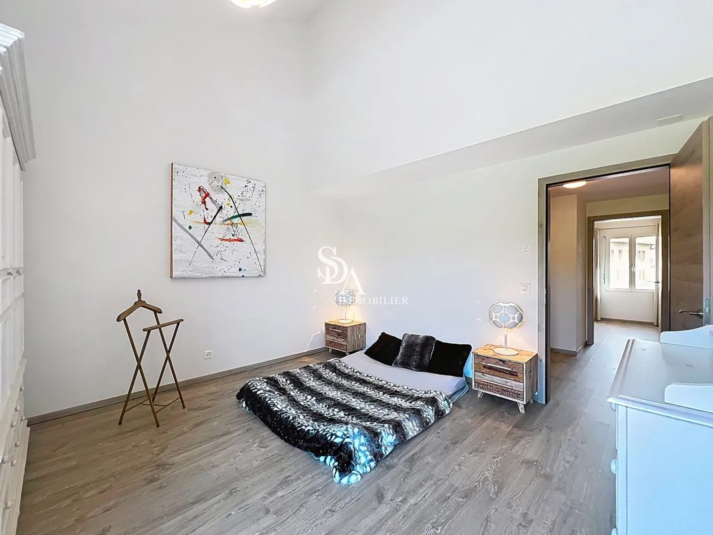 Stunning Semi-Detached House - Photo 10 of 13