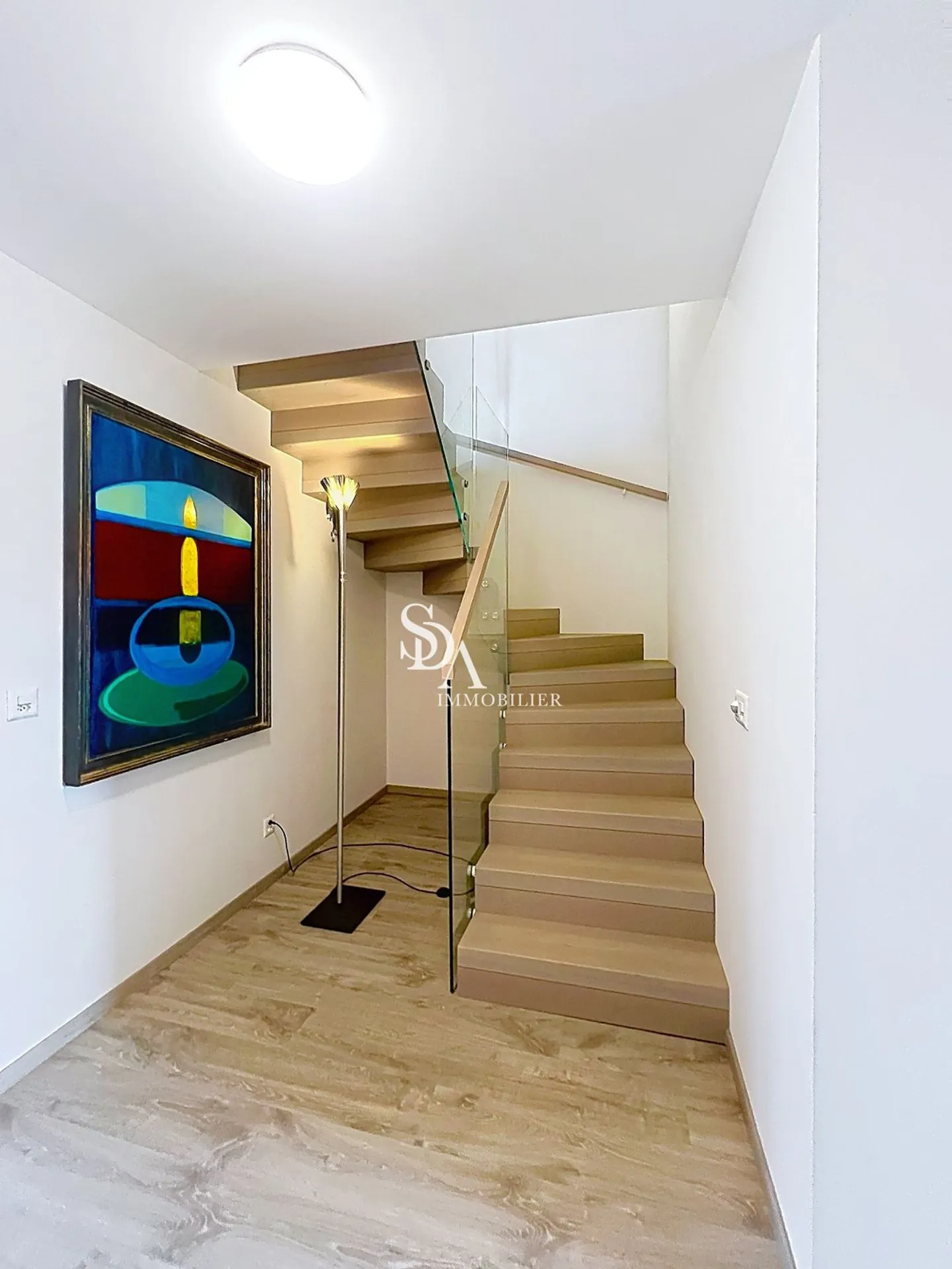 Stunning Semi-Detached House - Photo 11 of 13