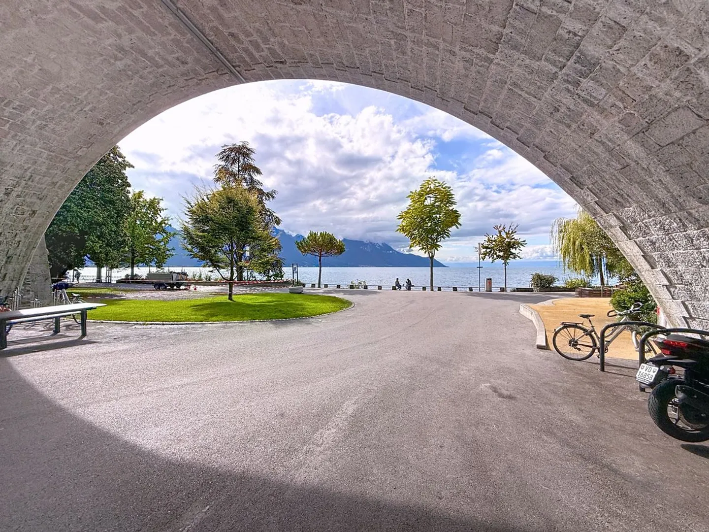 By the lake, sublime 2.5 room apartment with underground parking space - Photo 2 of 6