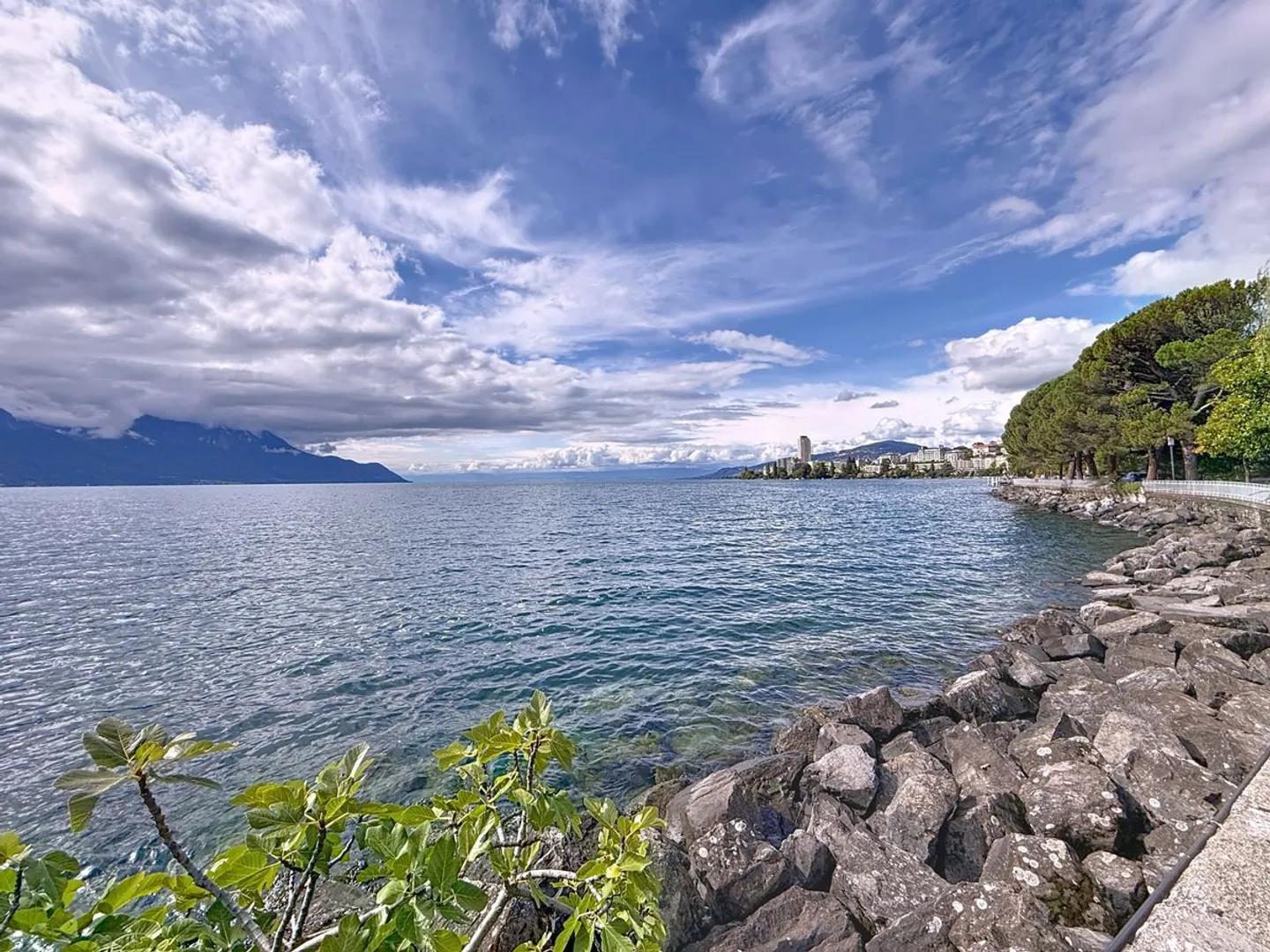 By the lake, sublime 2.5 room apartment with underground parking space - Photo 1 of 6