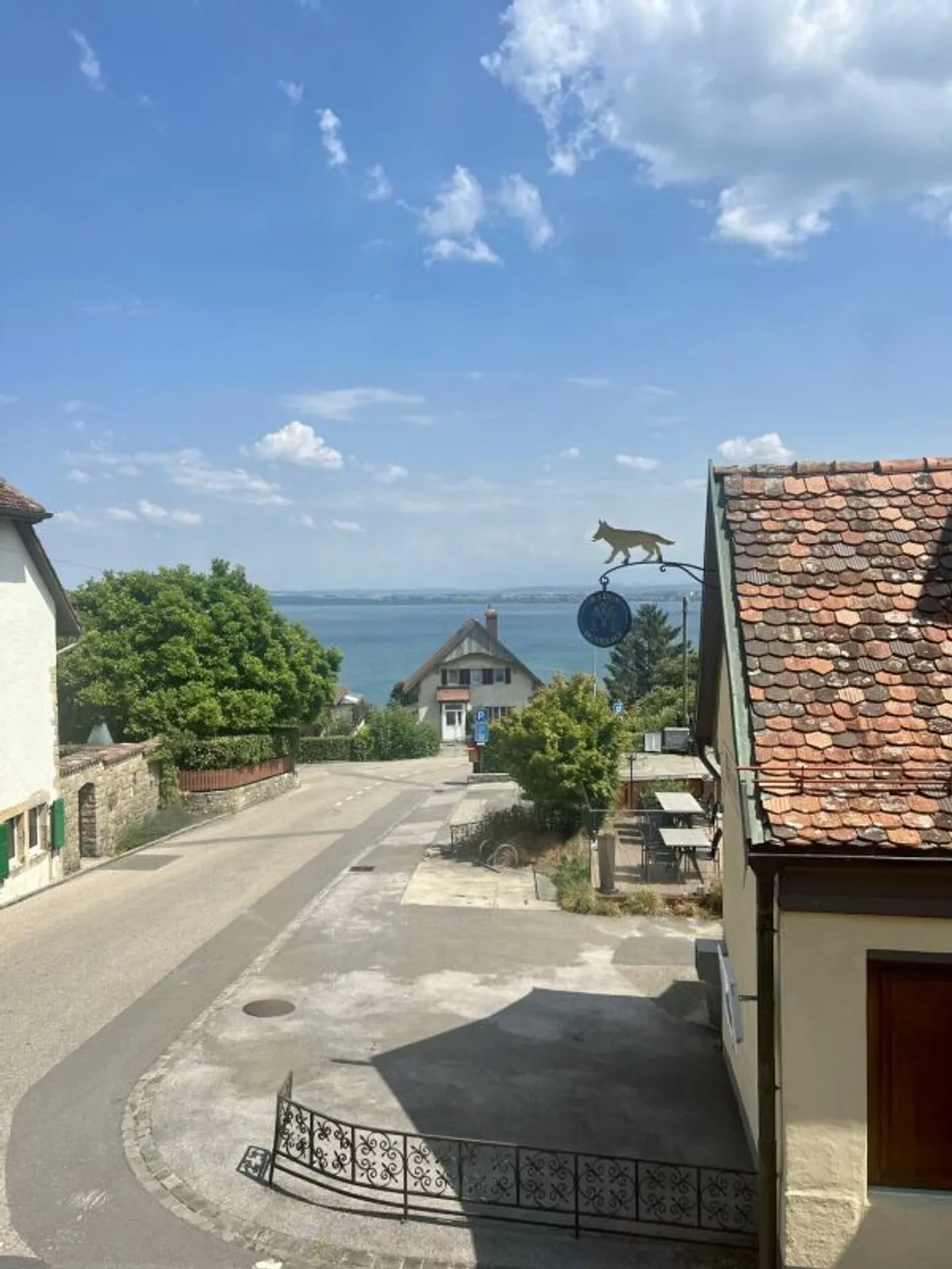 Dorfhaus mit 2 Wohnungen in Sauges mit teilweisem Seeblick - Foto 2 von 5