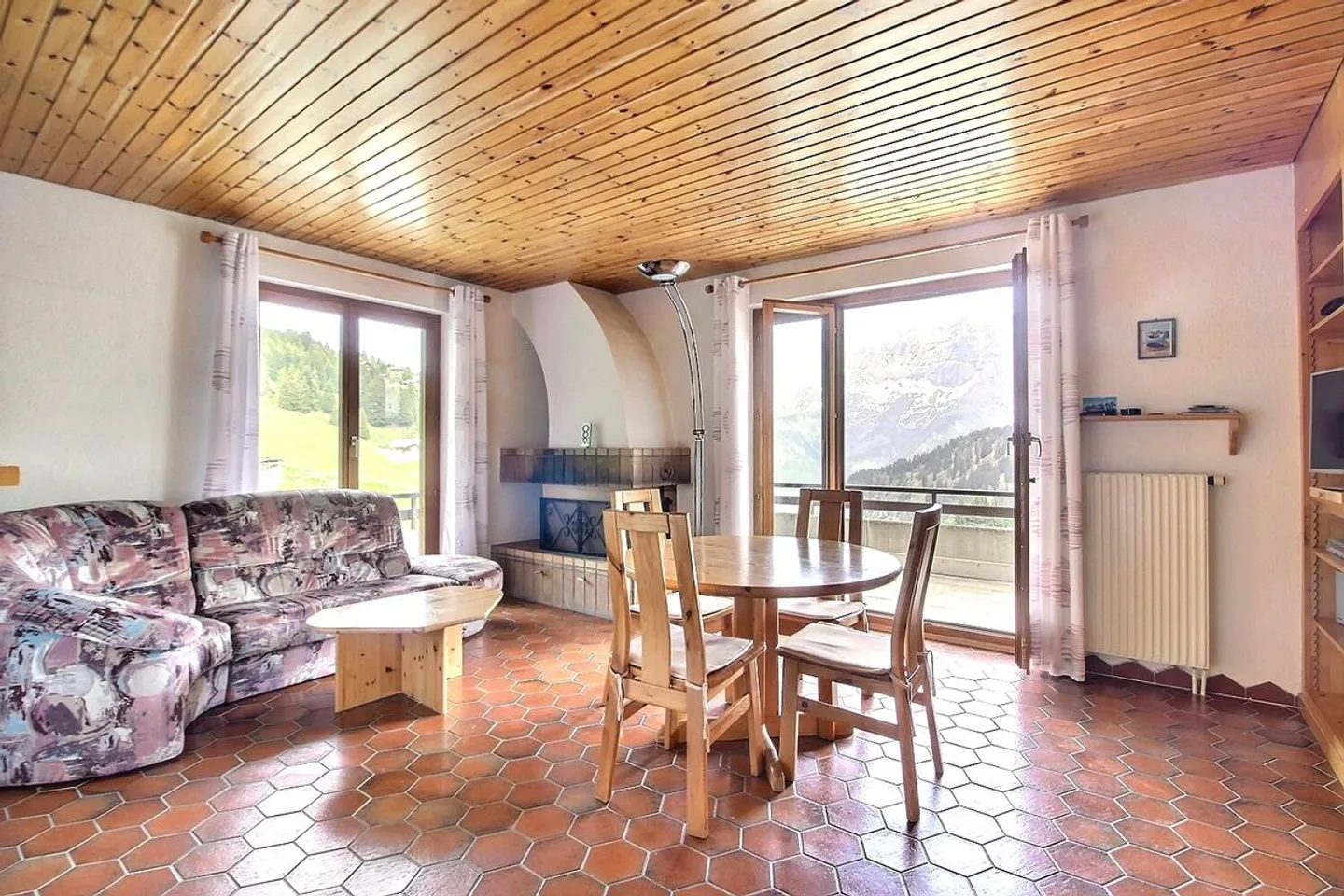 Charming Apartment with Terrace - Photo 4 of 7