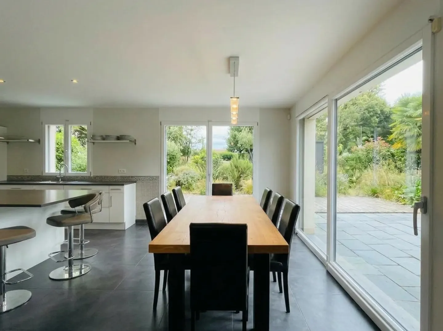 Individual villa located in a sought-after residential area. - Photo 2 of 12