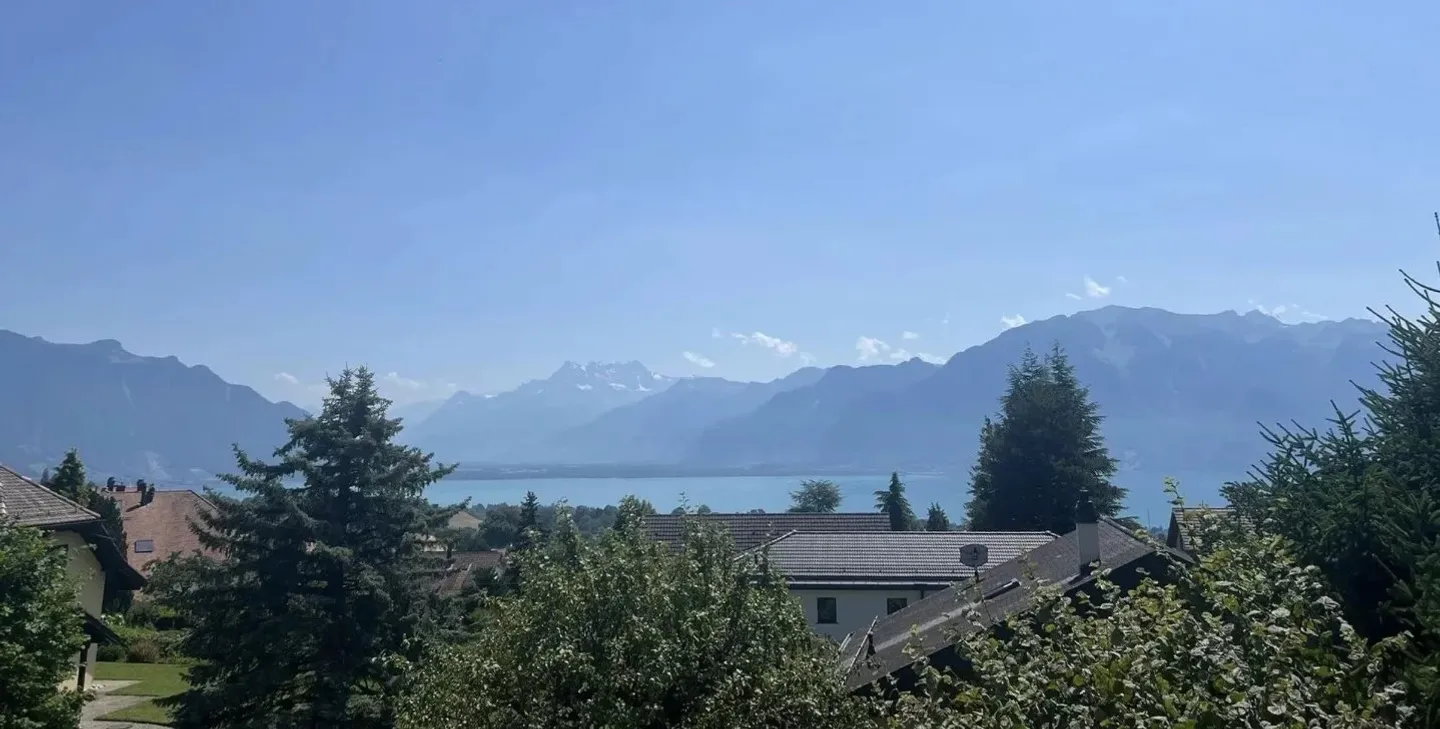 Casa unifamiliare completamente ristrutturata, affacciata sul lago - Foto 1 di 2