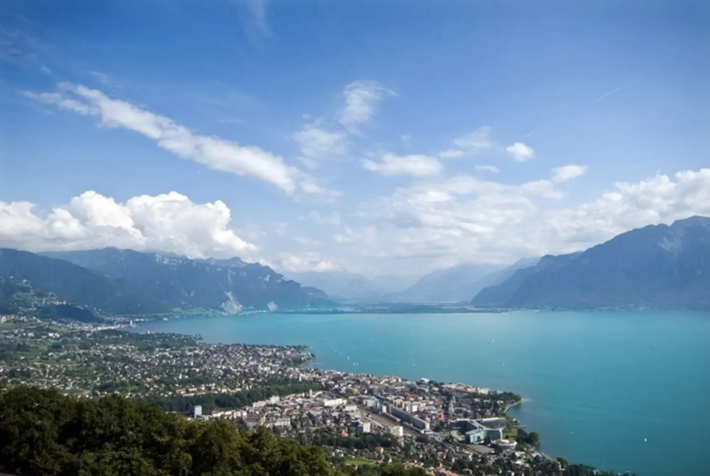 Nuovo appartamento al piano terra con vista lago mozzafiato - Foto 1 di 13