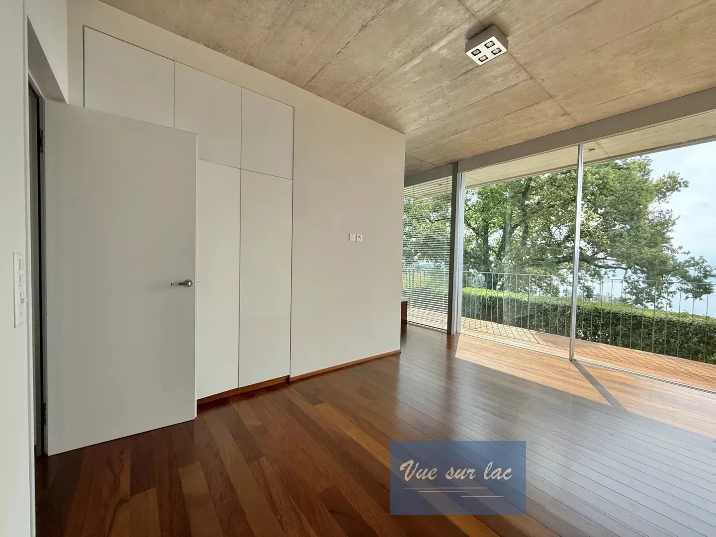 Geräumige Wohnung in einer Architektenvilla, atemberaubende Aussicht! - Foto 13 von 13