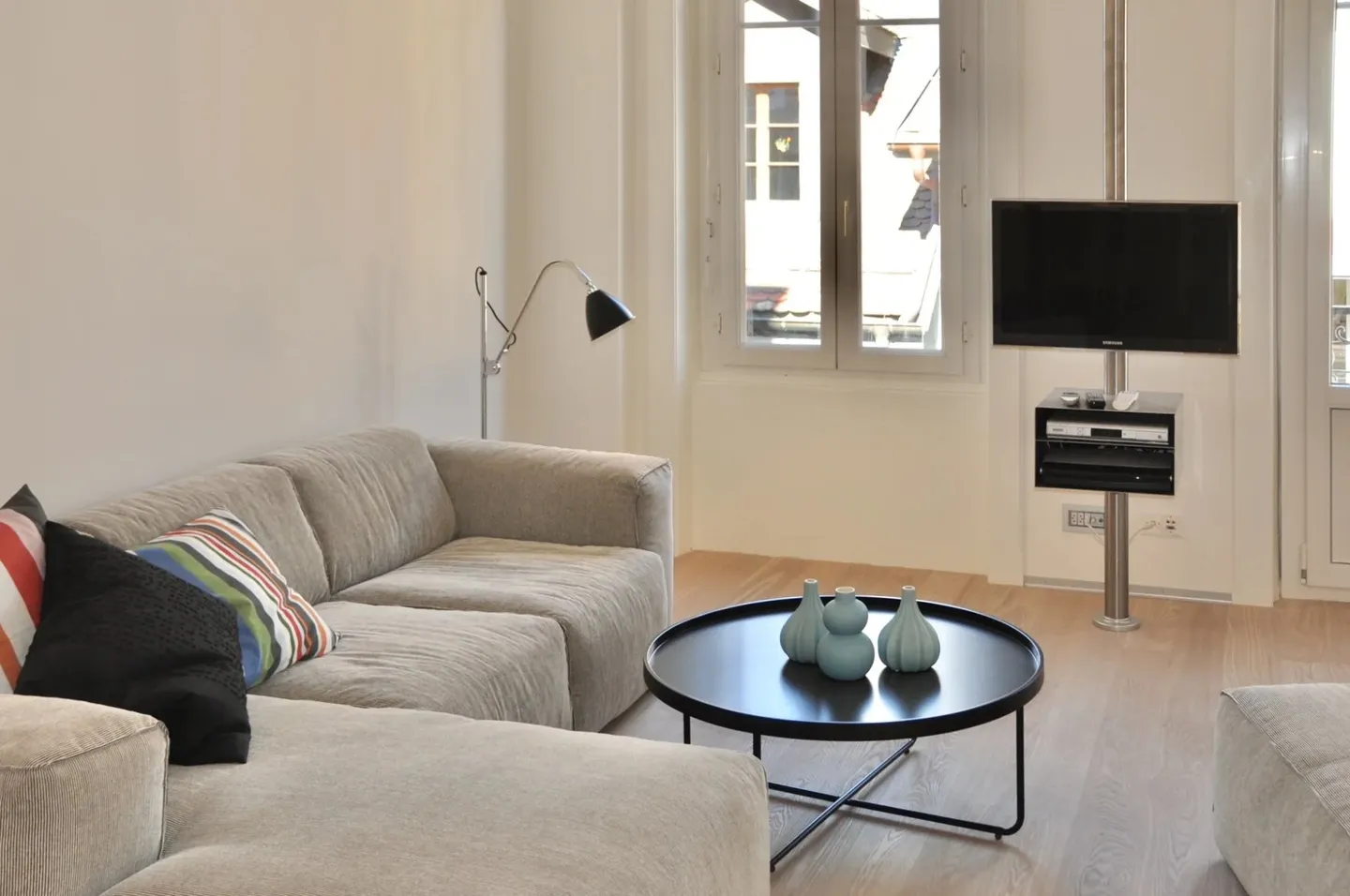 Renovated and furnished apartment with service - Photo 4 of 10