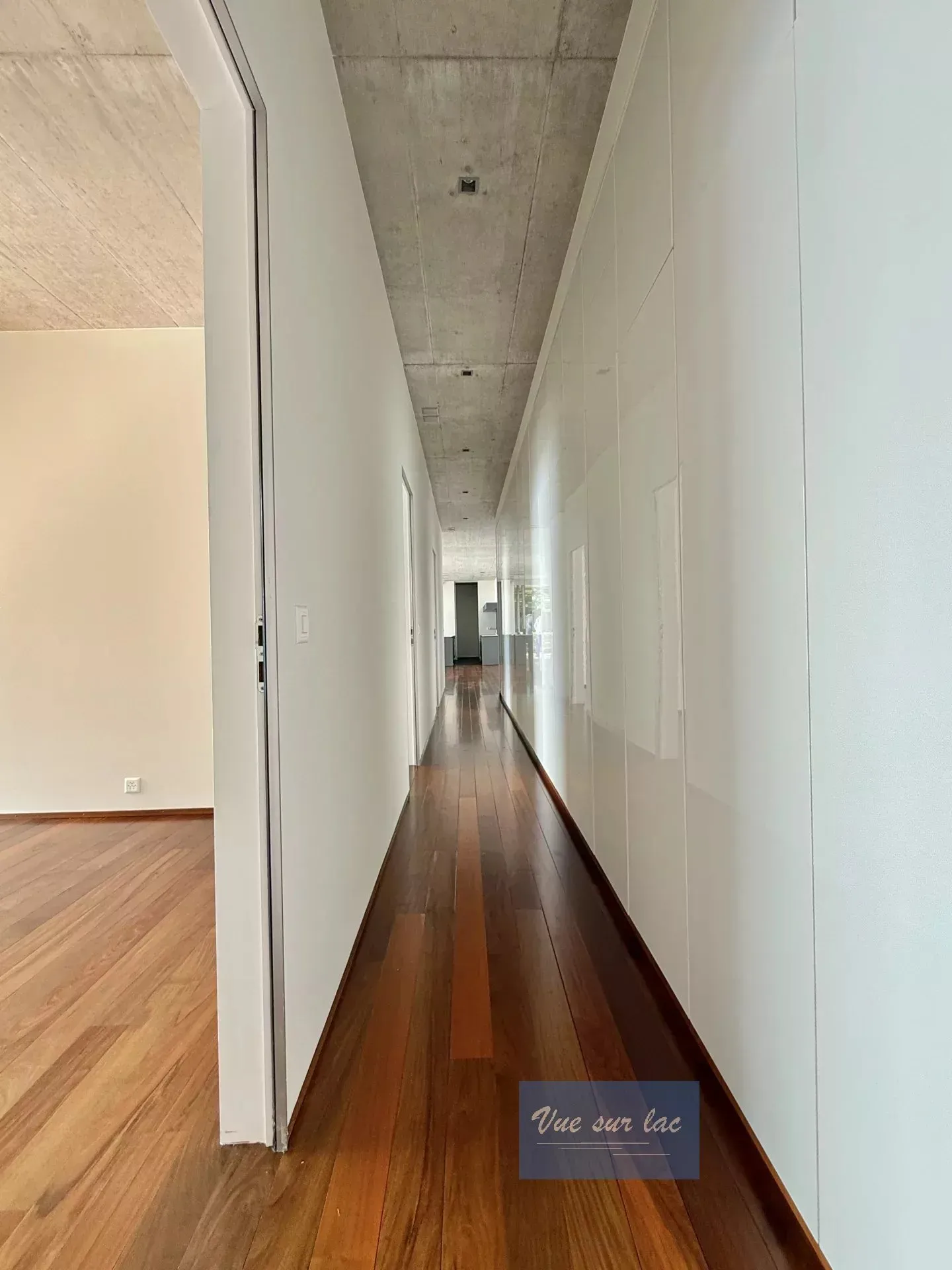 Geräumige Wohnung in einer Architektenvilla, atemberaubende Aussicht! - Foto 12 von 13