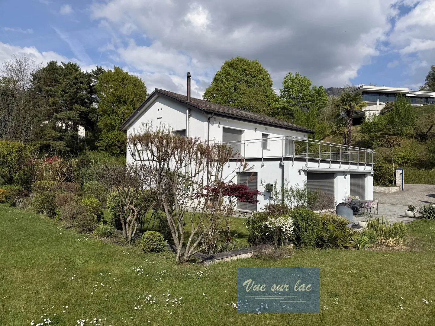 Zeitgenössische Einzelvilla auf schönem und großem Grundstück - Foto 1 von 13