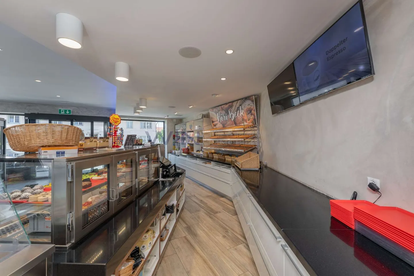 Panetteria arredata con caffè sulla strada principale - Foto 7 di 10