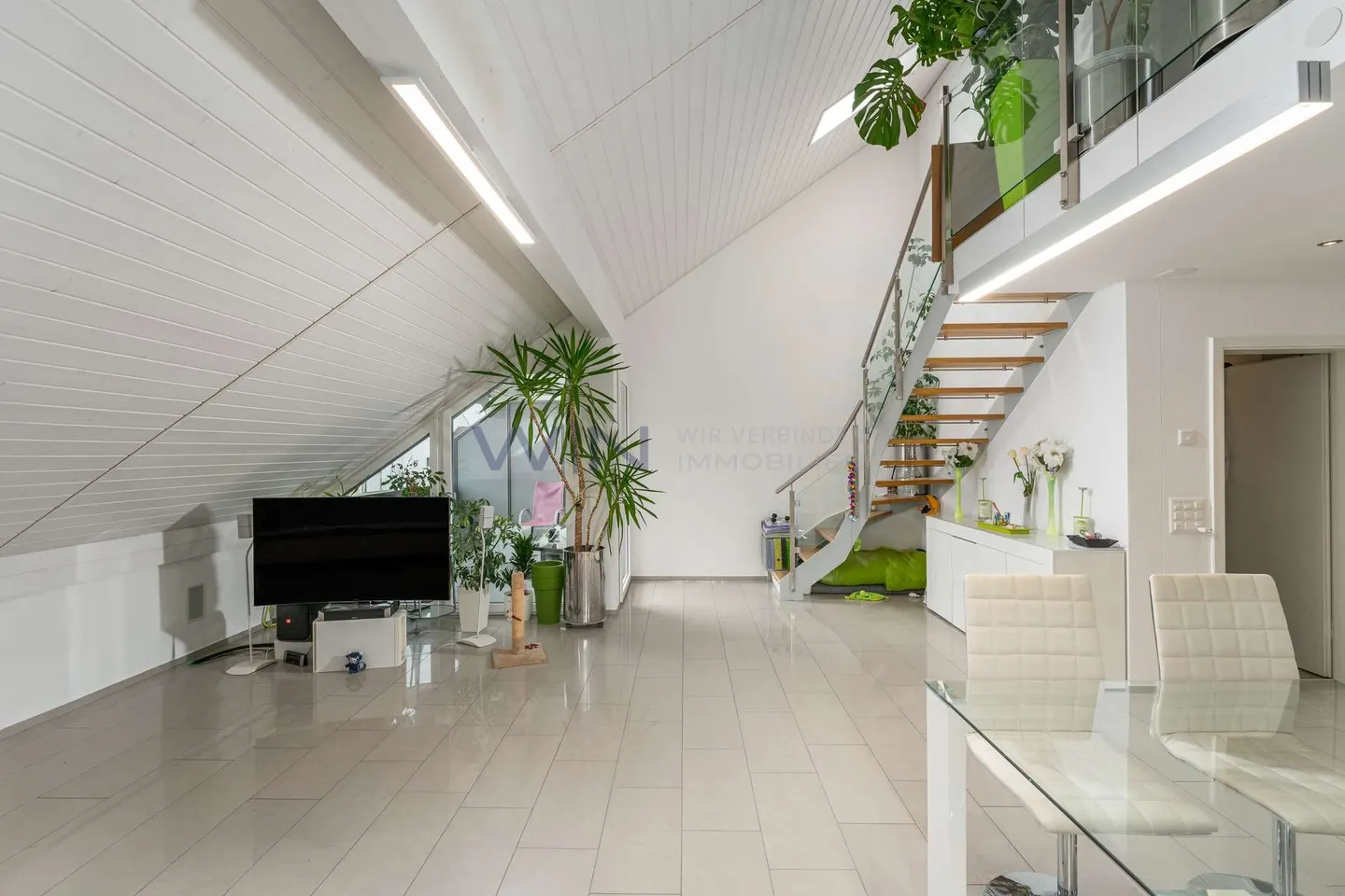 Atrium, ascenseur et garage souterrain dans la vallée de Reuss - Photo 2 sur 11