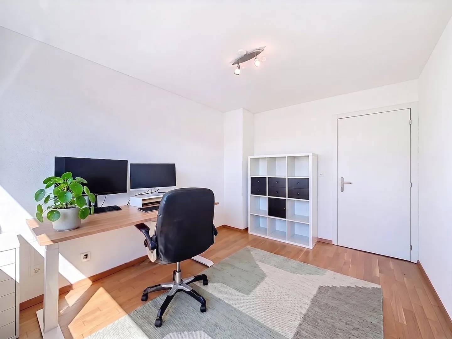 Duplex lumineux de 4,5 pièces, avec balcon plein sud et vue dégagée - belle opportunité à Belfaux - Photo 9 of 13
