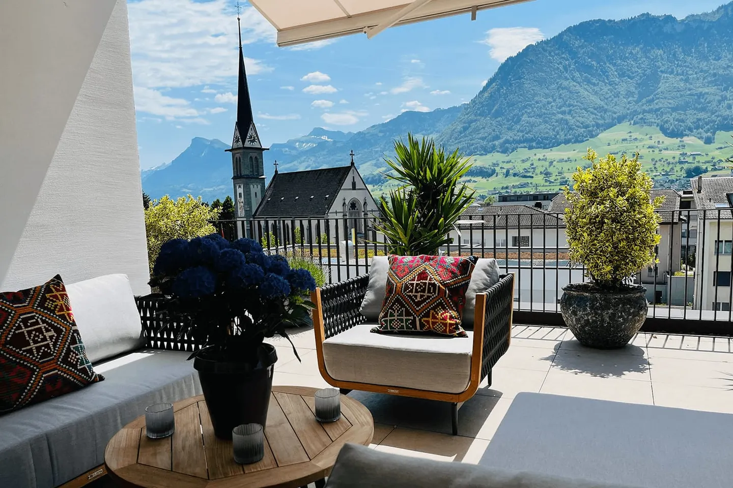 5.5-room penthouse with 112 m² south terrace in Ennetbürgen for rent - Photo 1 of 13