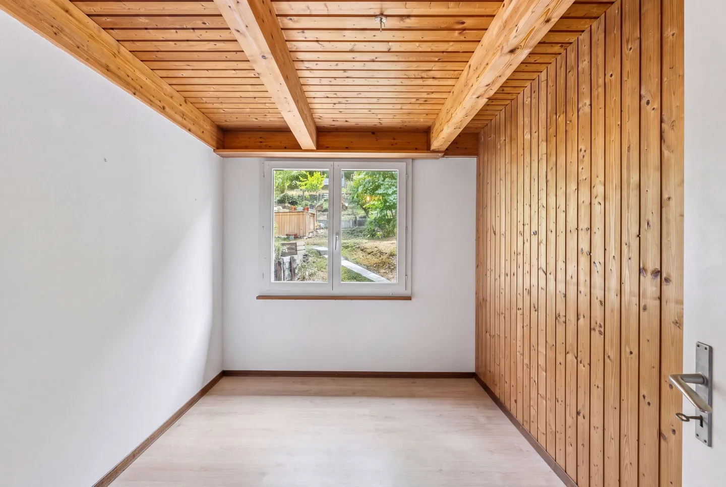 Charmantes 5.5-Zimmer-Bijou am Waldrand mit grossem Grundstück und Weitblick - Foto 8 di 13