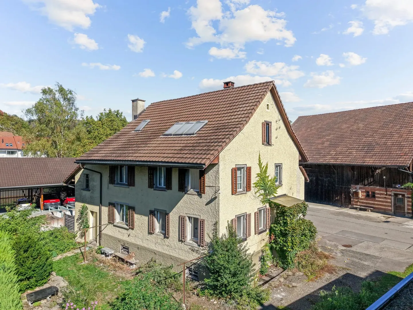 9.5-room house with attic apartment and barn in Würenlos - Photo 1 of 13