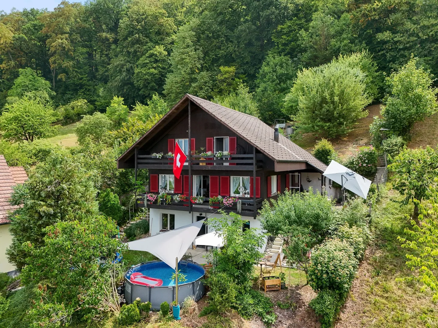 Charmantes 5.5-Zimmer-Bijou am Waldrand mit grossem Grundstück und Weitblick - Foto 1 di 13