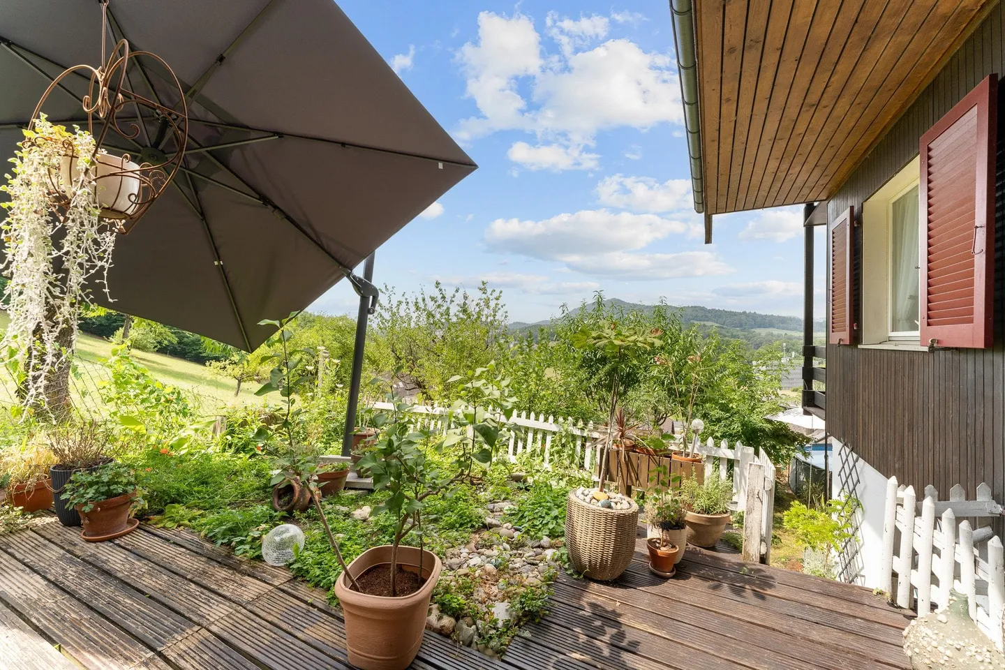 Charmantes 5.5-Zimmer-Bijou am Waldrand mit grossem Grundstück und Weitblick - Foto 3 di 13