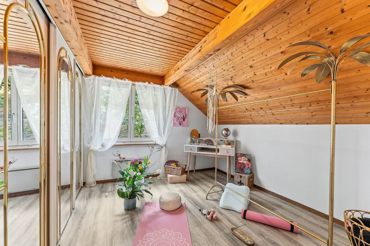 Charmantes 5.5-Zimmer-Bijou am Waldrand mit grossem Grundstück und Weitblick - Foto 10 di 13