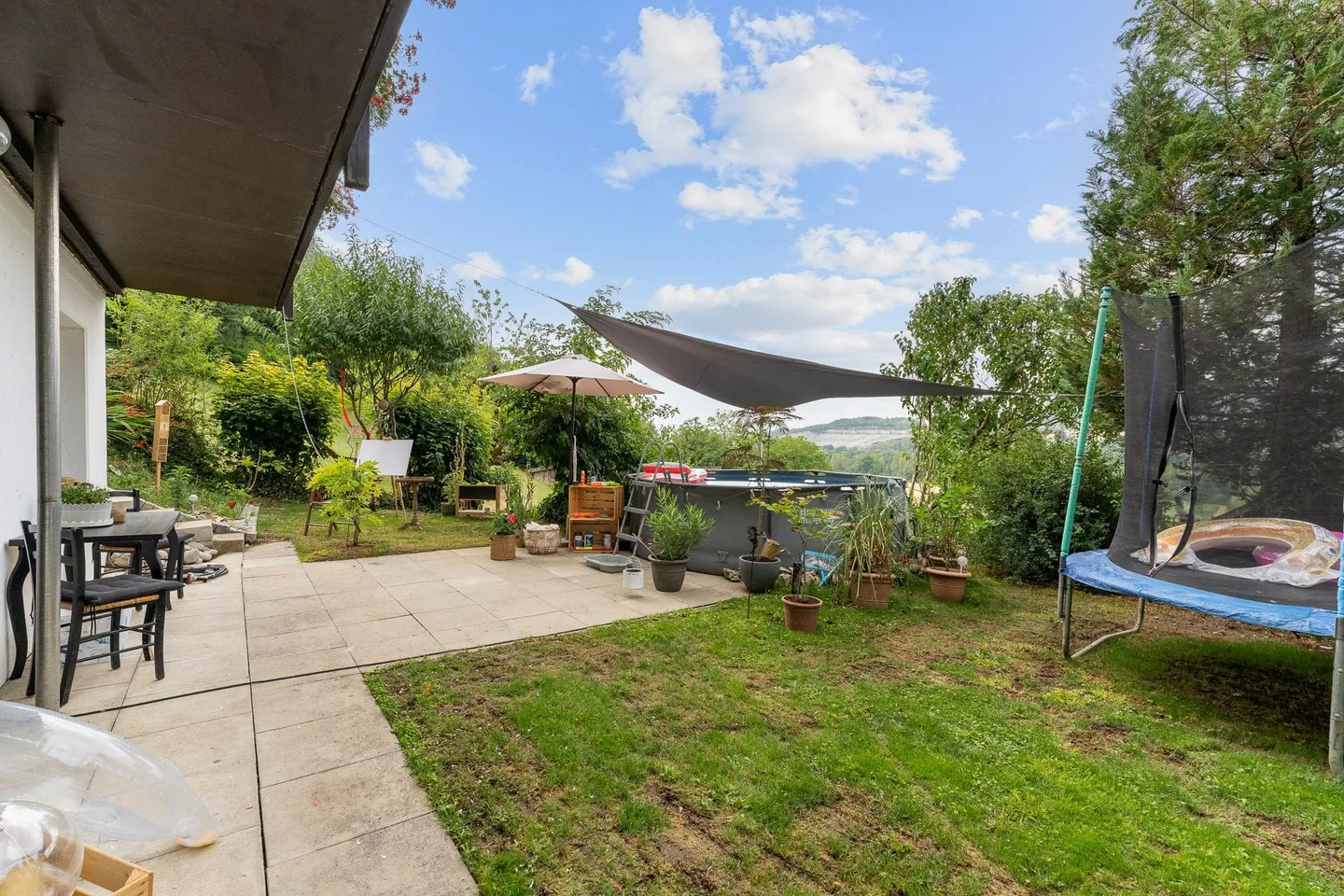Charmantes 5.5-Zimmer-Bijou am Waldrand mit grossem Grundstück und Weitblick - Foto 4 di 13