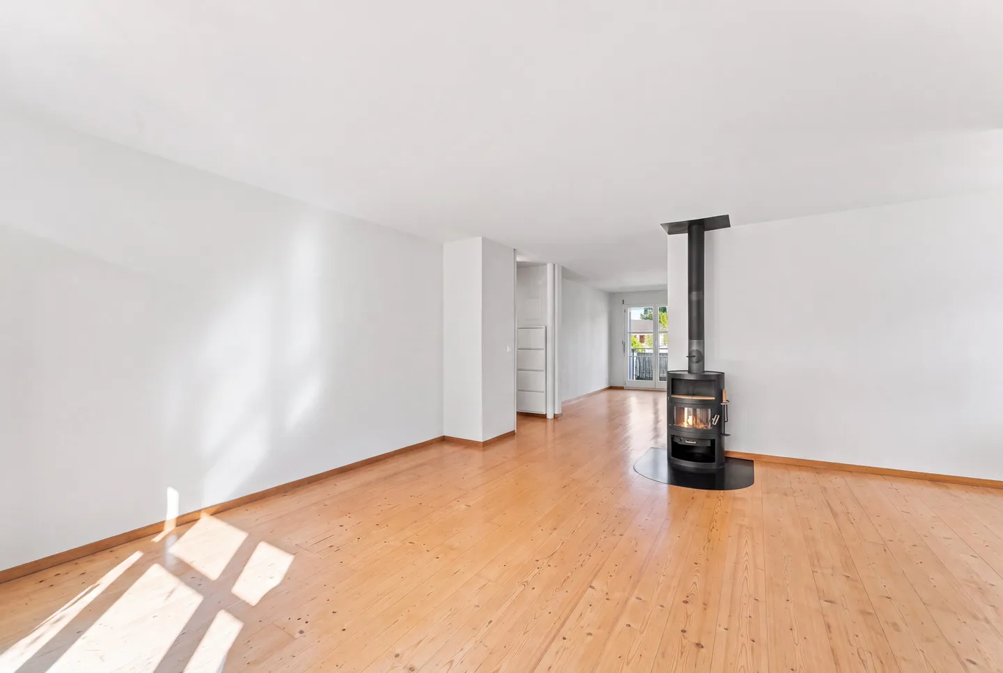3.5-Room Garden Apartment with Fireplace in Jonen - Photo 3 of 12