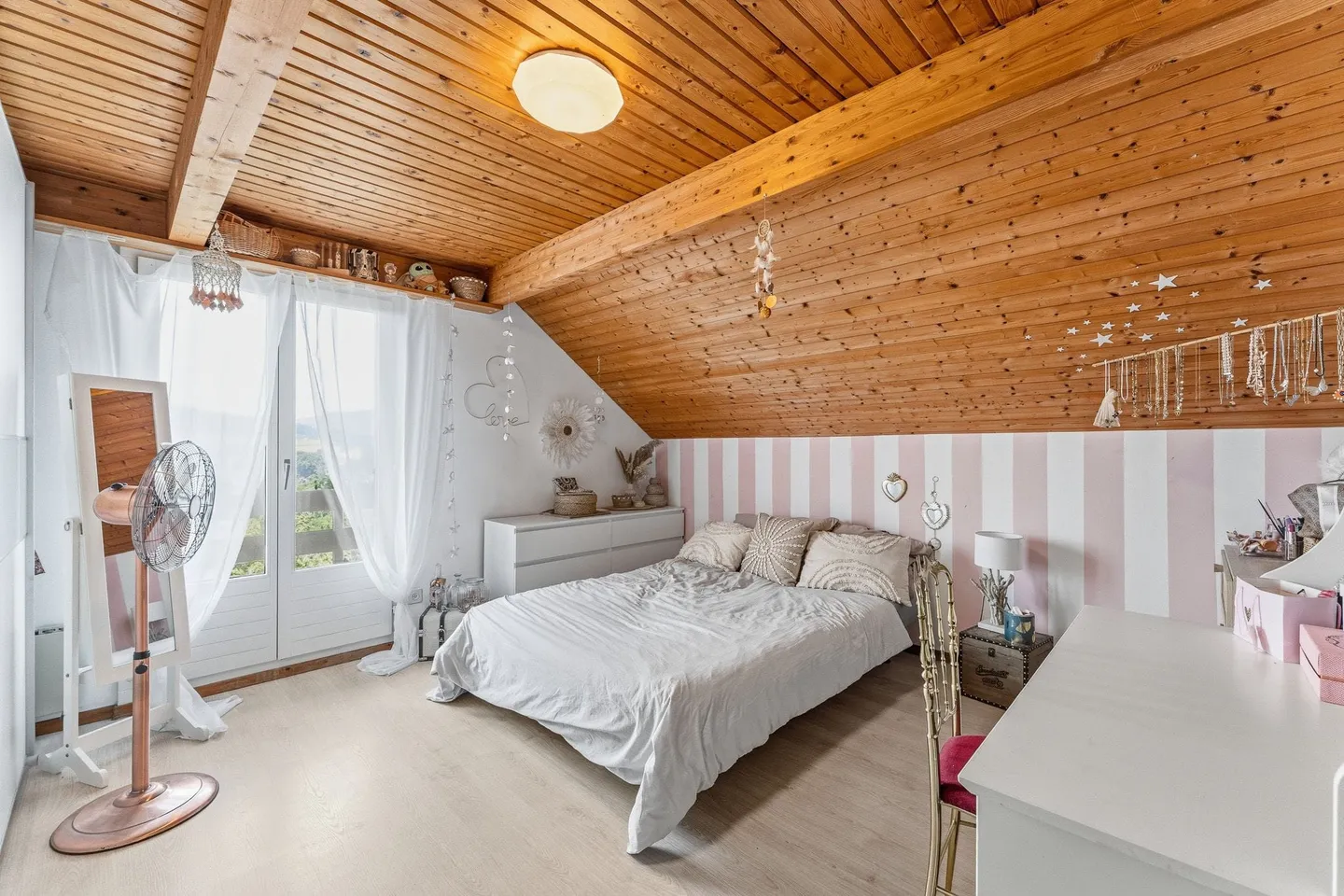 Charmantes 5.5-Zimmer-Bijou am Waldrand mit grossem Grundstück und Weitblick - Foto 9 di 13