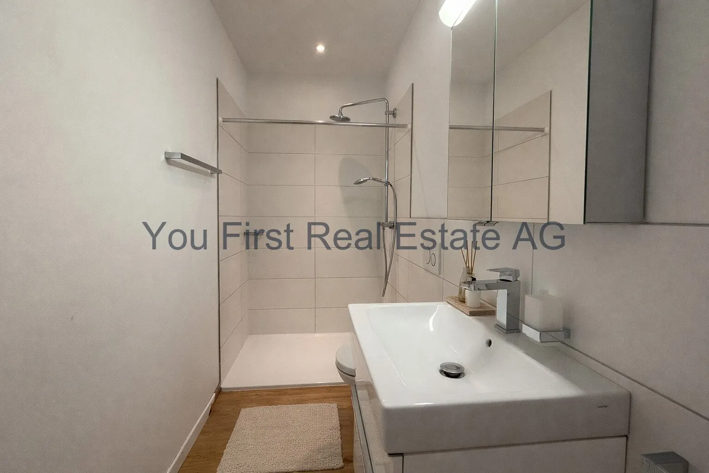 Appartement moderne de 4,5 pièces au rez-de-chaussée avec patio et équipements de haute qualité - Photo 8 sur 8