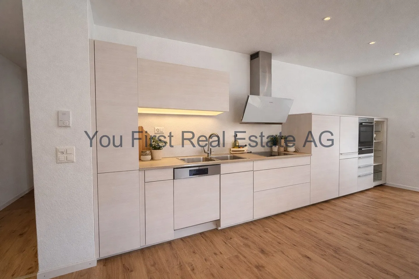 Appartement moderne de 4,5 pièces au rez-de-chaussée avec patio et équipements de haute qualité - Photo 5 sur 8