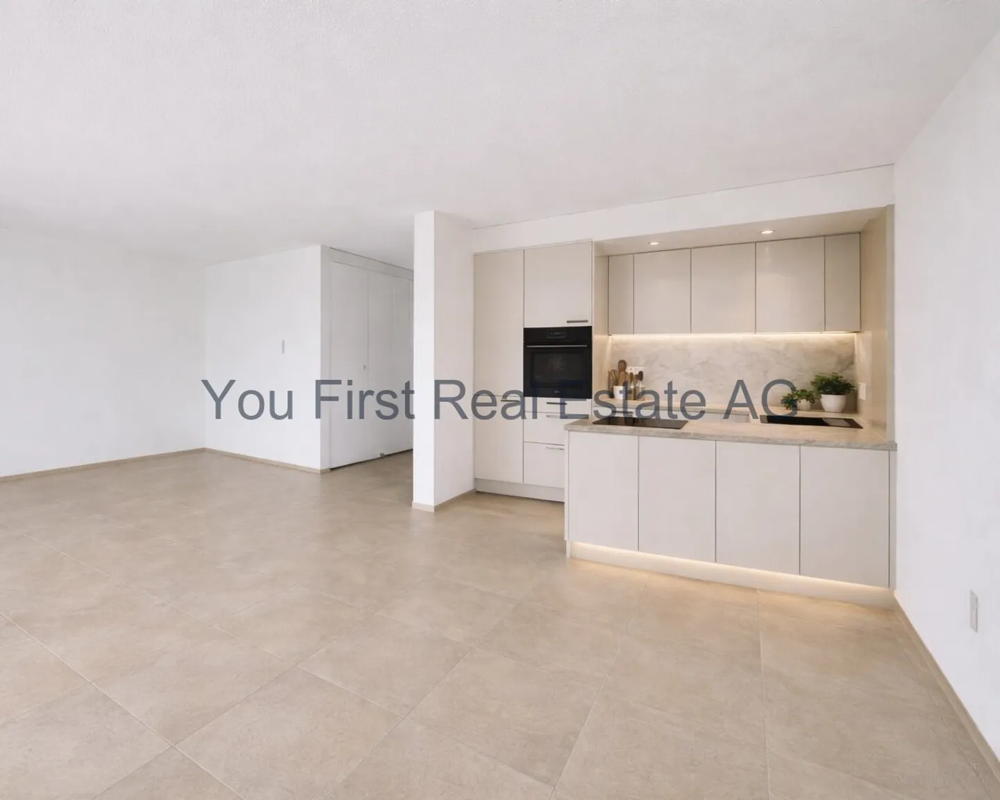 Appartamento di 3.5 locali elegantemente ristrutturato per la prima occupazione con balcone e garage - Foto 5 di 12