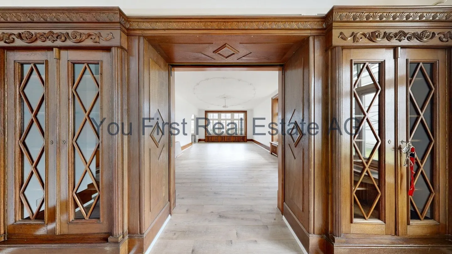Espace de bureau représentatif avec charme historique et design élégant - Photo 8 sur 12